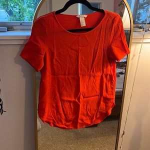 Bright orange light and fresh H&M top.